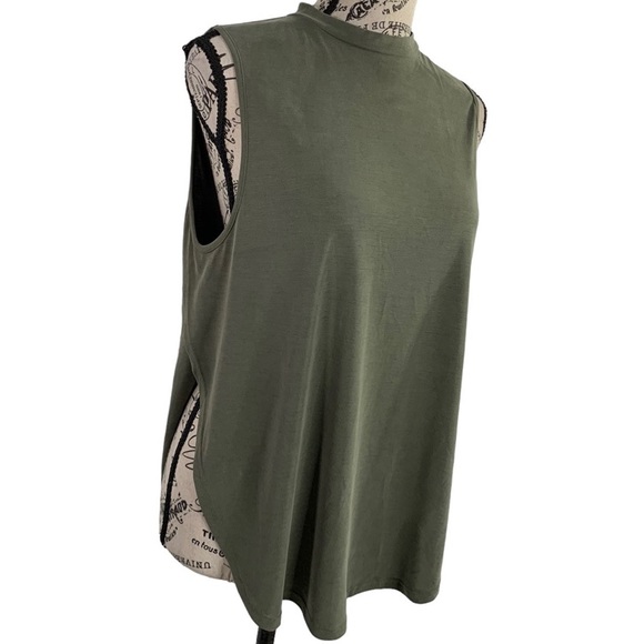 Forever, 21 Blouse open back sleeveless olive green slit hem women’s Medium - Picture 5 of 11
